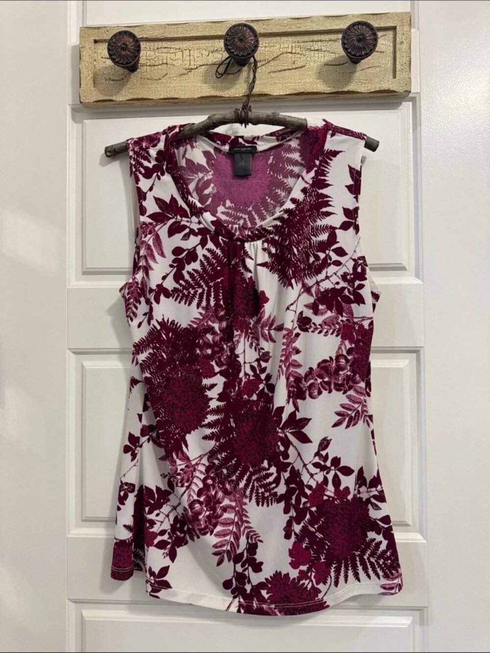 💕 Cute ANN TAYLOR Floral Sleeveless Blouse ✨
